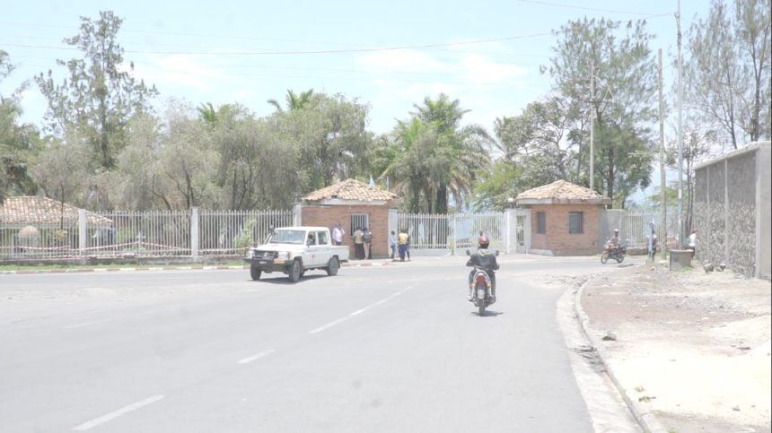 Devant le portail du Gouvernorat du Nord-Kivu, dans la ville de Goma