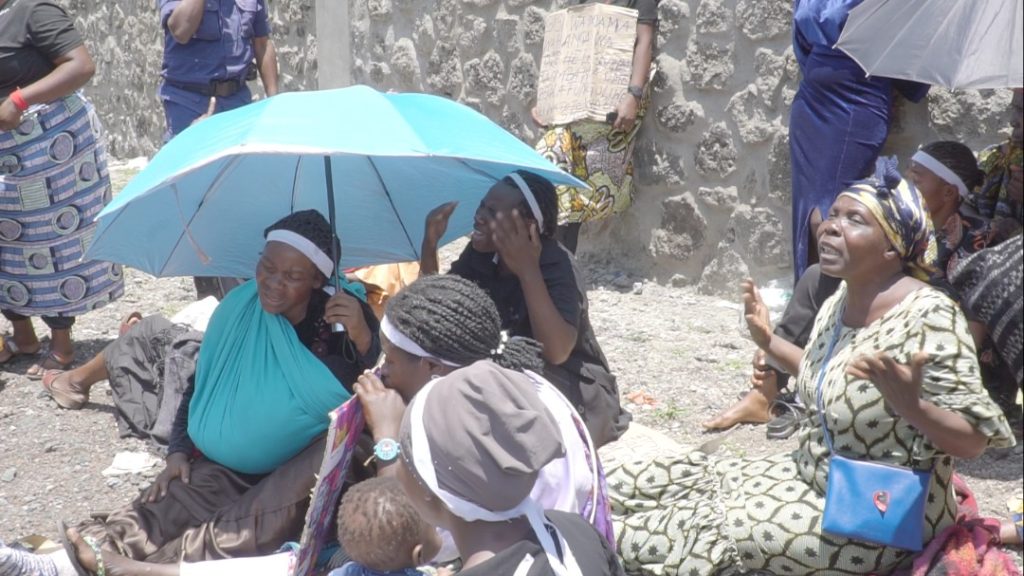 En sit in au gouvernorat, les femmes de la secte Wazalendu demandent la libération de leurs maris en détention