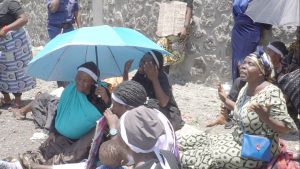 Goma : En sit in au gouvernorat, les femmes de la secte Wazalendu demandent la libération de leurs maris en détention En sit in au gouvernorat, les femmes de la secte Wazalendu demandent la libération de leurs maris en détention