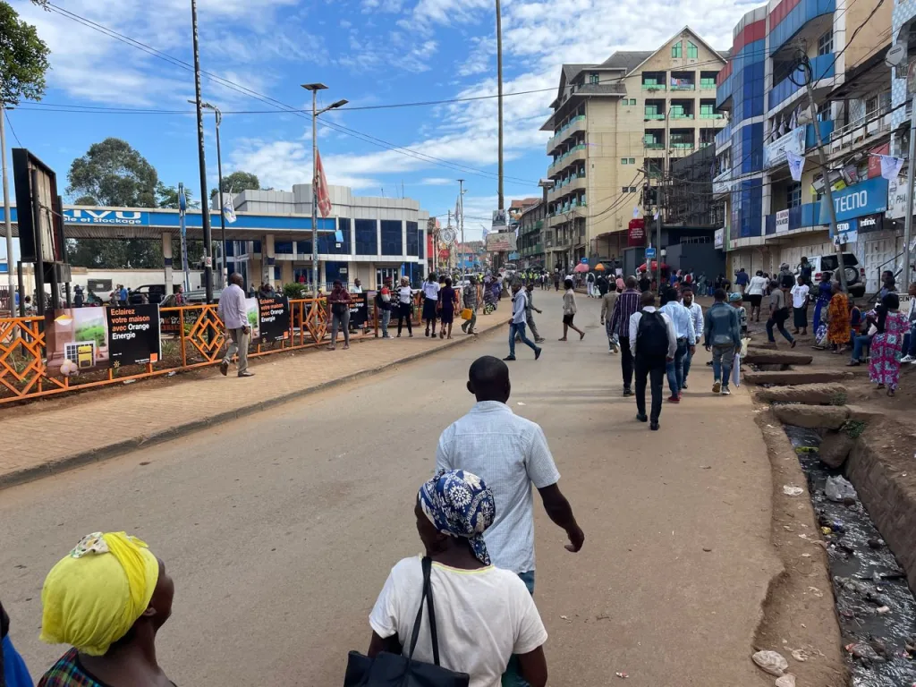 La majorité des axes routiers sont presque vides et sans véhicules. Des motos et des camions ne sont pas visibles dans la ville de Bukavu