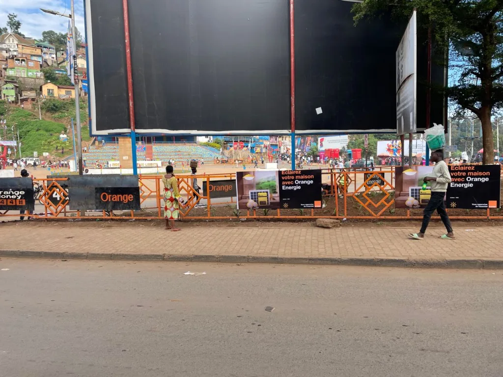 La majorité des axes routiers sont presque vides et sans véhicules. Des motos et des camions ne sont pas visibles dans la ville de Bukavu