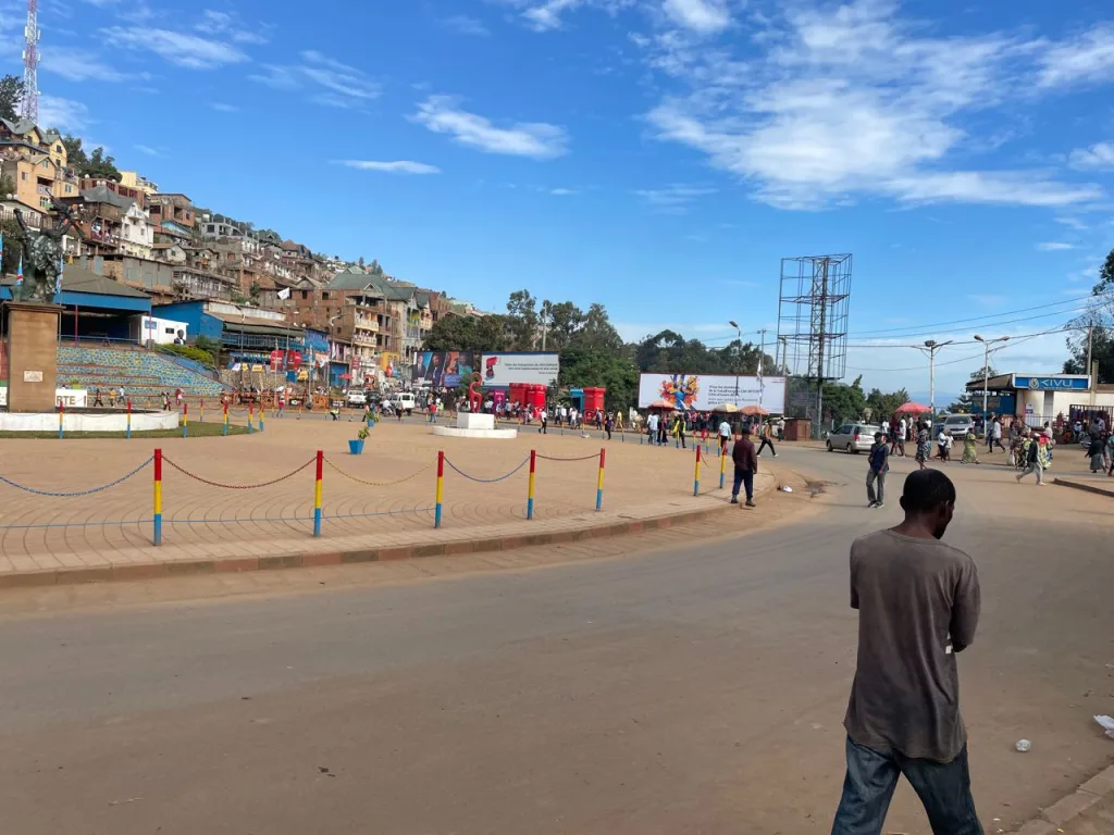 La majorité des axes routiers sont presque vides et sans véhicules. Des motos et des camions ne sont pas visibles dans la ville de Bukavu