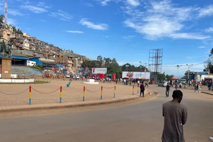 La majorité des axes routiers sont presque vides et sans véhicules. Des motos et des camions ne sont pas visibles dans la ville de Bukavu [Photo d'illustration]