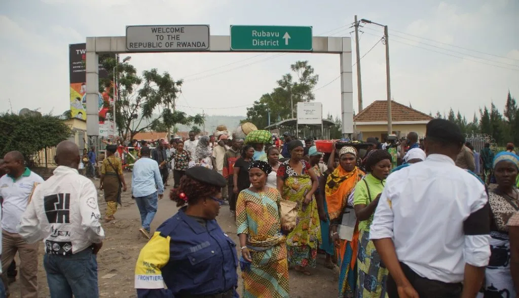 Les travaux de construction du poste frontalier de la petite barrière viennent d'être lancés par le ministre national des infrastructures