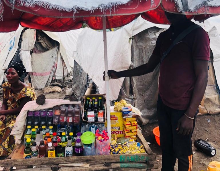 Un petit commerçant dans le camp de Bulengo