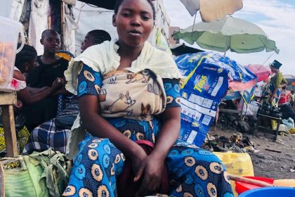 Une femme en pleine vente des boissons traditionnelles dans le camp de Bulengo