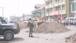 Goma : Lancement des travaux d'asphaltage de la route Goma-SAKE, Me Jimmy NZIALY plaide pour la relance de tous les travaux des routes de Goma Les travaux de construction du tronçon routier Néo apostolique-parking Masisi ont été lancés
