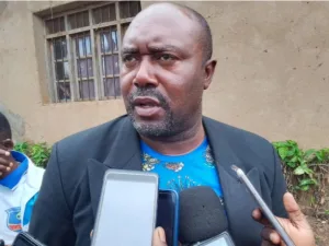 Photo de tiers : Ekanga Empene devant la presse après son élection à la tête de l'EUFBE