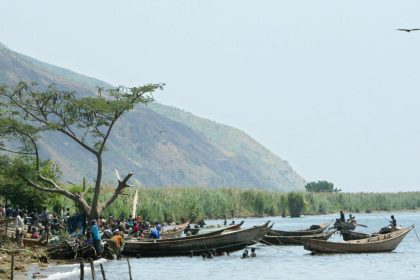 L'Unité de surveillance sur le lac Albert incinère un important lot des outils prohibés à la pêche