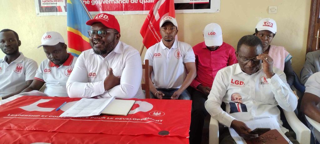 Nicolas Kyalangalilwa, PF LGD Sud-Kivu en face de la presse à Bukavu.