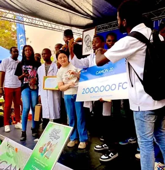 Un étudiant de l’Académie des beaux-arts remporte la première place du concours de graffiti organisé à Kinshasa 