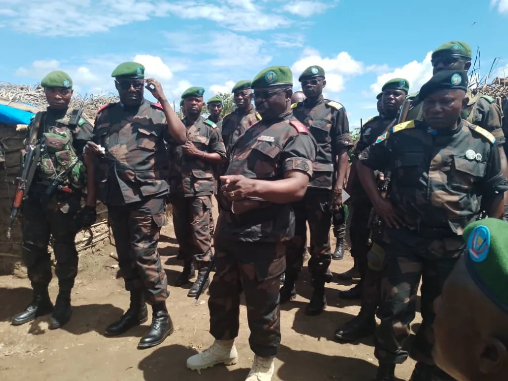 Photo de tiers : Le Lt général Mbangu Mashita à kididiwe avec les troupes