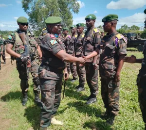 Beni : « Vous devez continuer sur cet élan pour faire assoir définitivement cette paix chèrement acquise » le Lt général Mbangu Mashita aux militaires à Kididiwe Photo de tiers : Le Lt général Mbangu Mashita à kididiwe avec les troupes