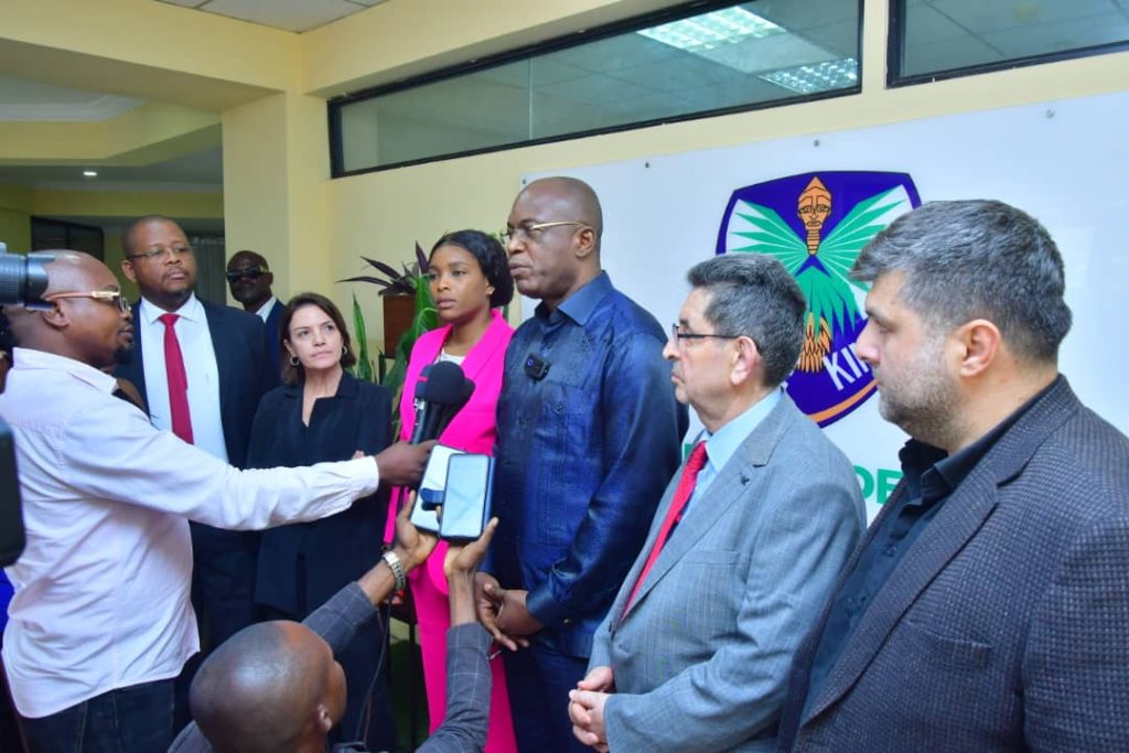 Le Gouverneur de la ville province de Kinshasa, Gentiny NGOBILA Mbaka , a annoncé pour bientôt le début de l'assainissement et de recyclage des déchets