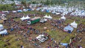 Nyiragongo : Suite aux combats entre deux groupes armes une distribution des vivres par PAM a été suspendue Le Programme Alimentaire Mondiale (PAM) a annoncé mercredi la suspension de ses activités liées à la distribution des vivres en faveur des déplacés