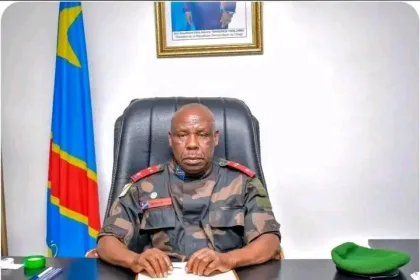 Le Gouverneur Militaire a.i de la province du Nord-Kivu Peter CHIRIMWAMI dans son bureau