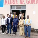 Le commissaire supérieur principal Kapend Kamand Faustin avec les membres du groupe philanthropique "Lions club International"