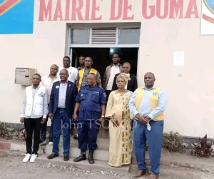 Le commissaire supérieur principal Kapend Kamand Faustin avec les membres du groupe philanthropique "Lions club International"