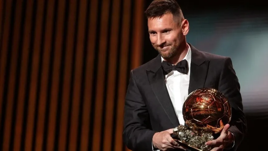 Lionnel Messi, l’attaquant de l’Inter Miami et ancien du FC Barcelone vient d’être sacré ballon d’or pour la huitième fois