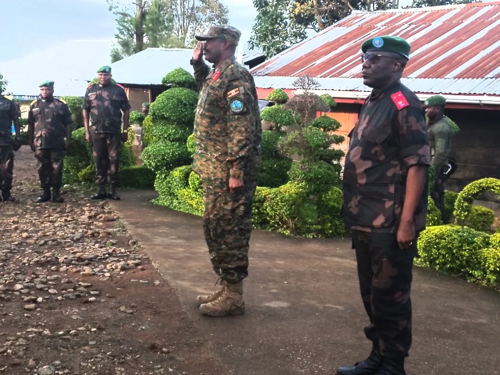 Photo d'illustration : Le lieutenant général Kayanja Muhanga et le coordonateur des opérations conjointes FARDC-UPDF à Beni