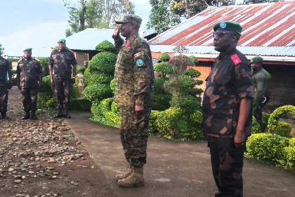 Photo d'illustration : Le lieutenant général Kayanja Muhanga et le coordonateur des opérations conjointes FARDC-UPDF à Beni