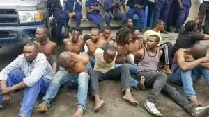 Groupe de 450 civils dont un qui serait accusé du meurtre d'un colonel militaire, ensuite les bandits communément appelés “Kuluna”