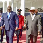 Le président de la RDC Félix Tshisekedi (g) reçu par son homologue ougandais Yoweri Museveni, à Entebbe, le 9 novembre 2019