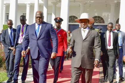 Le président de la RDC Félix Tshisekedi (g) reçu par son homologue ougandais Yoweri Museveni, à Entebbe, le 9 novembre 2019