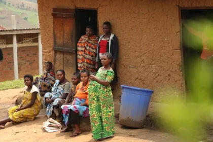 Des femmes et des enfants, dans le village de Lukonga, em République démocratique du Congo. Déplacés par les conflits armés, vulnérables, ils se retrouvent à travailler dans des mines de fortune, dans des conditions très précaires.