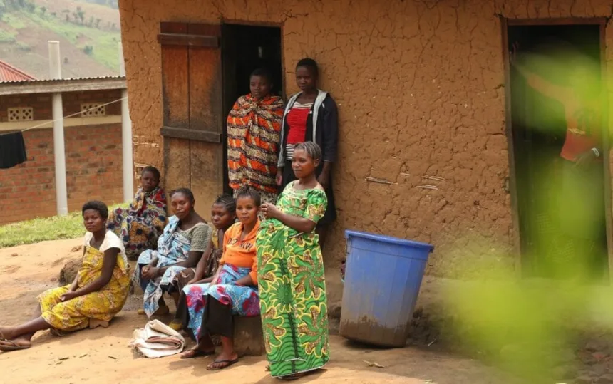 Des femmes et des enfants, dans le village de Lukonga, em République démocratique du Congo. Déplacés par les conflits armés, vulnérables, ils se retrouvent à travailler dans des mines de fortune, dans des conditions très précaires.