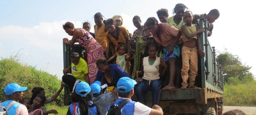 Des femmes et des enfants congolais arrivent à un point frontière à Chissanda, Lunda Norte, en Angola, après avoir fui les attaques des milices dans la province du Kasaï, en République démocratique du Congo. 2 mai 2017.