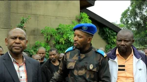 Beni : L'armée félicite la population de Béni pour son stricte observation des mesures sécuritaires pendant la période pascale Photo d'illustration : Le capitaine Antony Mualushayi et la société civile, lors de la présentation des otages libérés en octobre dernier.