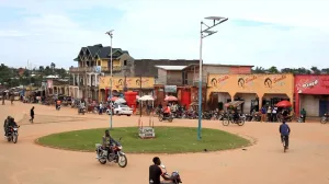 Vue du rond point central de la cité d'Oicha, chef-lieu du territoire de Beni