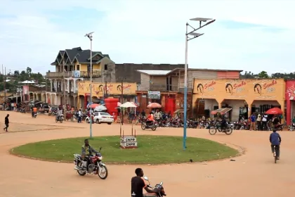 Vue du rond point central de la cité d'Oicha, chef-lieu du territoire de Beni