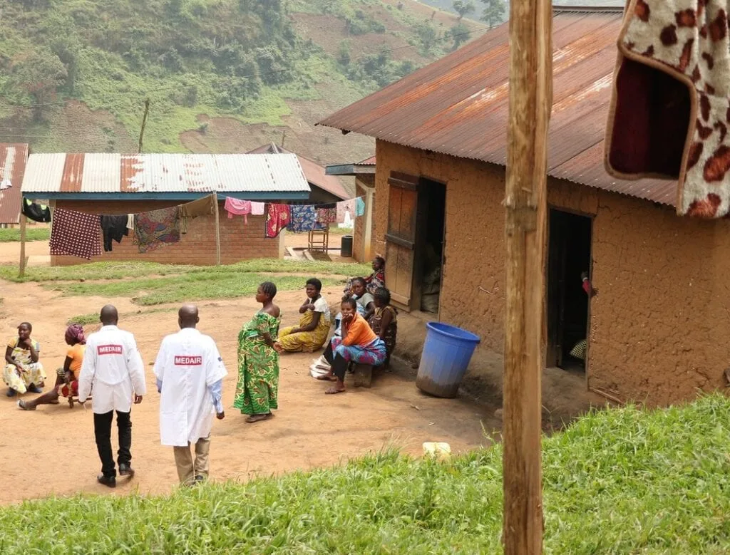 Les médecins font régulièrement la ronde des femmes enceintes et de celles qui viennent d’accoucher avant de les renvoyer à la maison.