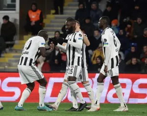 L'arrière latéral gauche congolais Arthur Masuaku, le défenseur de West ham United a retrouvé le chemin de la compétition avec son club de Besiktas