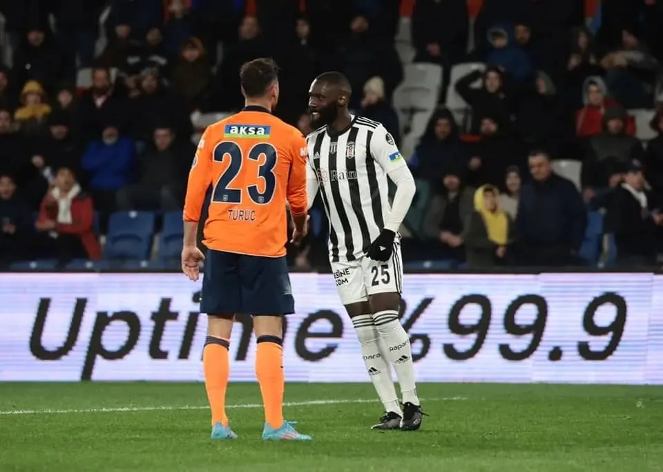 L'arrière latéral gauche congolais Arthur Masuaku, le défenseur de West ham United a retrouvé le chemin de la compétition avec son club de Besiktas 