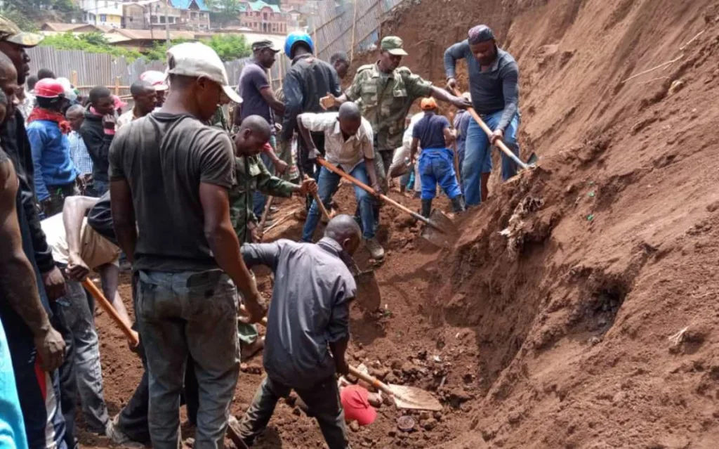 Le bilan des éboulements de terre survenus dans la nuit de dimanche à lundi après des fortes précipitations s’élève désormais à 15 morts.