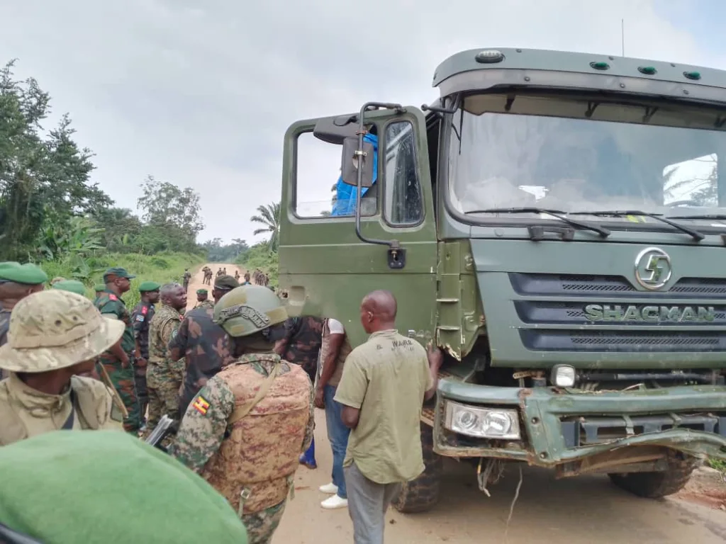 Un convoi des véhicules militaires FARDC-UPDF sur la route Luna-Komanda