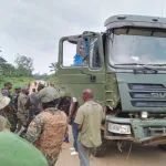 Un convoi des véhicules militaires FARDC-UPDF sur la route Luna-Komanda