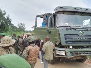 Un convoi des véhicules militaires FARDC-UPDF sur la route Luna-Komanda