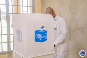 Le candidat président Martin FAYULU en train de voter dans la ville de Kinshasa à Gombe