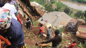 Le bilan des éboulements de terre survenus dans la nuit de dimanche à lundi après des fortes précipitations s’élève désormais à 15 morts.