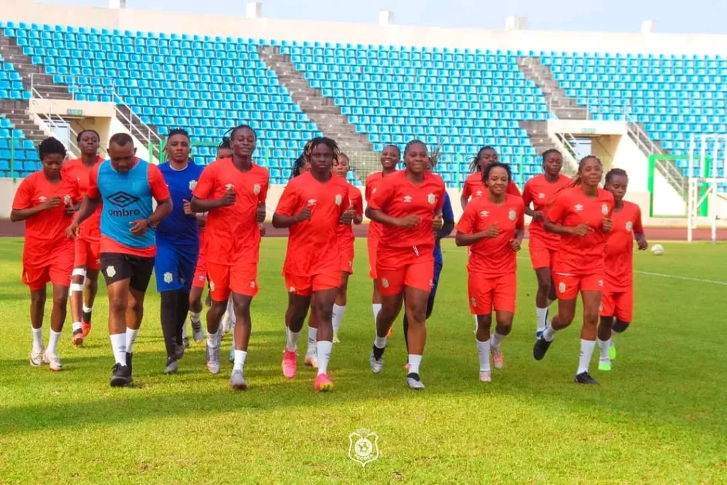 Les léopards dames à la porte d'une qualification historique