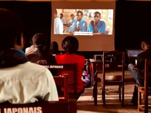 Goma : Projection du film " Garçon qui dopta le vent " au foyer culturel de Goma Le film "garçon qui dopta le vent " a été projeté pour les jeunes de la ville touristique de Goma