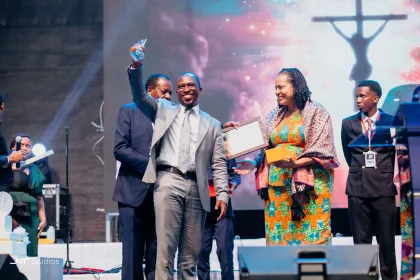 L'artiste Congolais du Gospel, Norbert Mosheing de l'Église adventiste du 7ᵉ jours a été primé d'un prix d'excellence dans la musique.