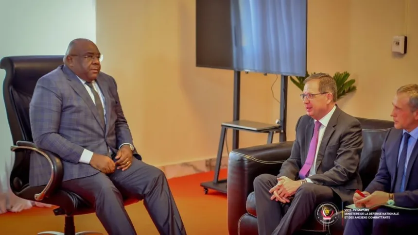 L'ambassadeur de la Russie, Alexey SENTEBOV avec le ministre de la défense Jean-Pierre BEMBA