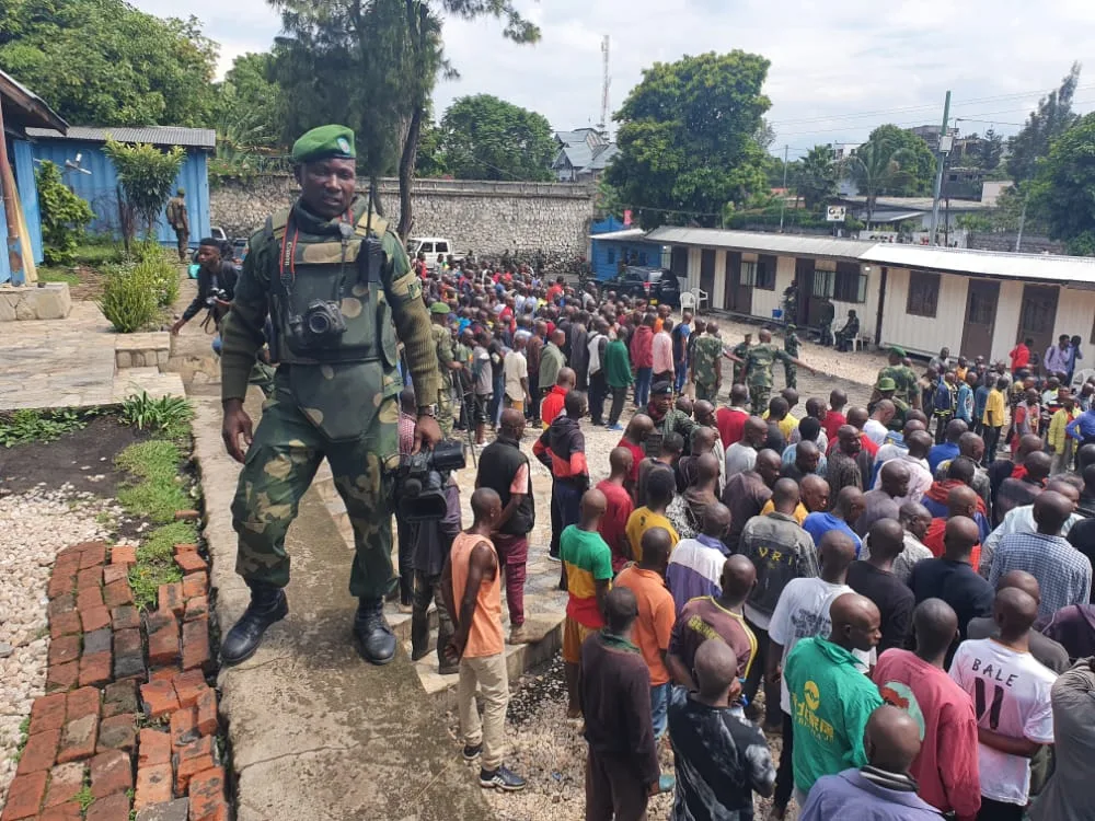 Au-moins 566 étudiants dont 29 filles ont terminé leur formation paramilitaire d'un mois à Kisangani dans le cadre de constituer la réserve de l'armée pour défendre le pays