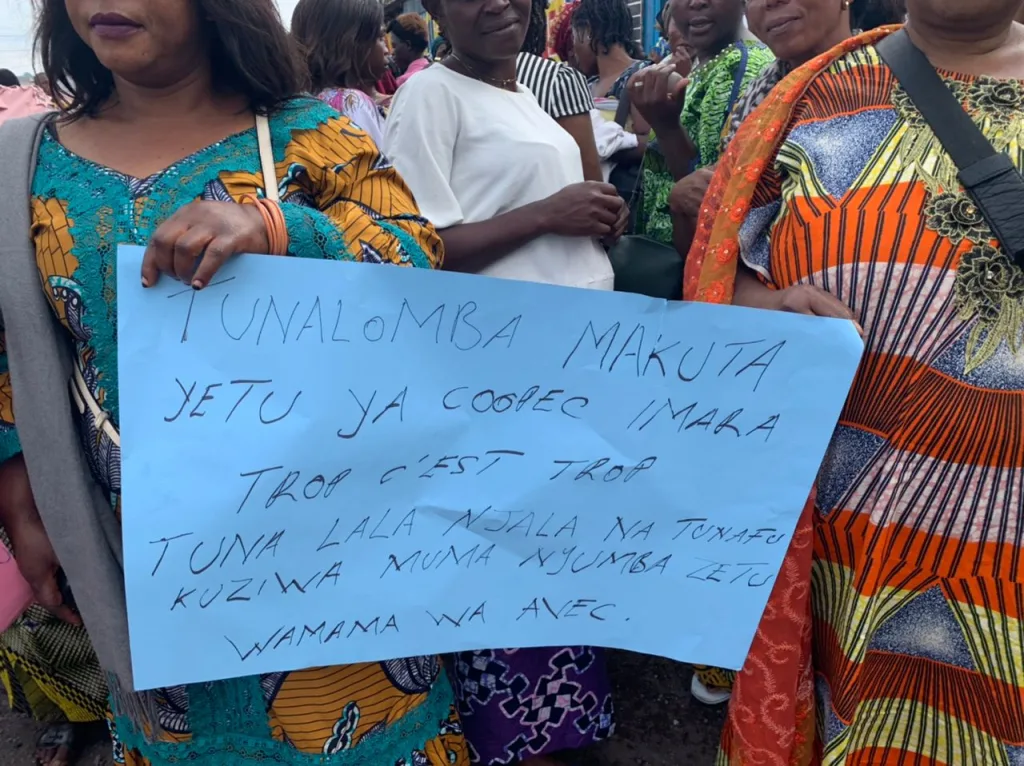 Plusieurs femmes ayant perdu leurs épargnes dans la COOPEC IMARA dirigé par Adelard MINEENE ont manifesté ce vendredi