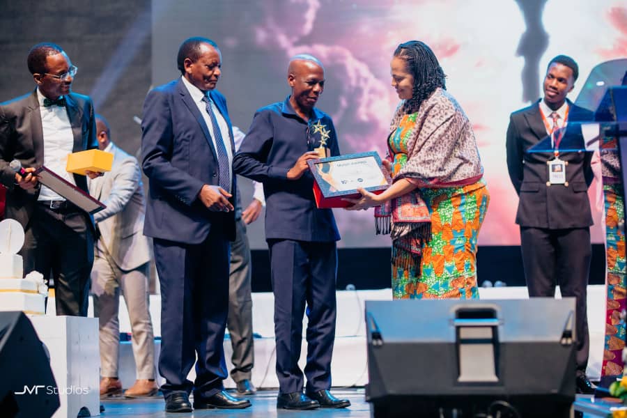 L'artiste ougandais Ssozi Joram de la chorale ambassadeur de Kigali au Rwanda a été primé d'un prix d'excellence dans la musique.